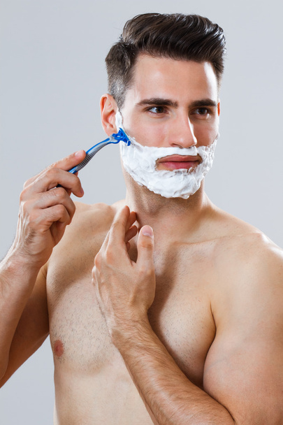 Handsome man shaving - Fotografie, Obrázek