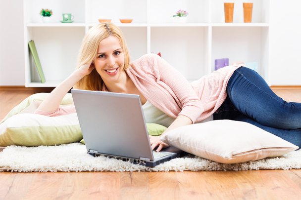 Mujer usando laptop en su casa
 - Foto, Imagen