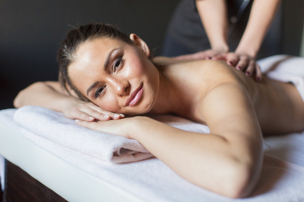 Junge Frau mit einer Massage - Foto, Bild