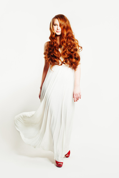 Donna di moda con i capelli rossi ricci. Trucco e acconciatura
 - Foto, immagini