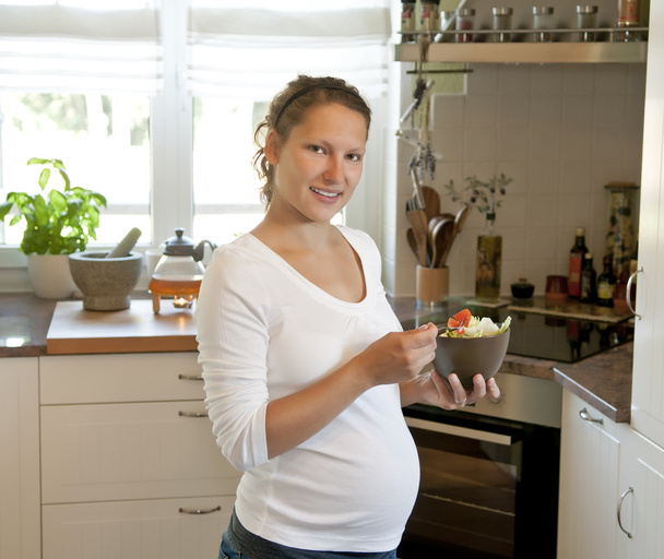 Jovem grávida na cozinha
 - Foto, Imagem