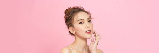szépség nő ázsiai és fehér bőr báj és rózsaszín háttér - Fotó, kép