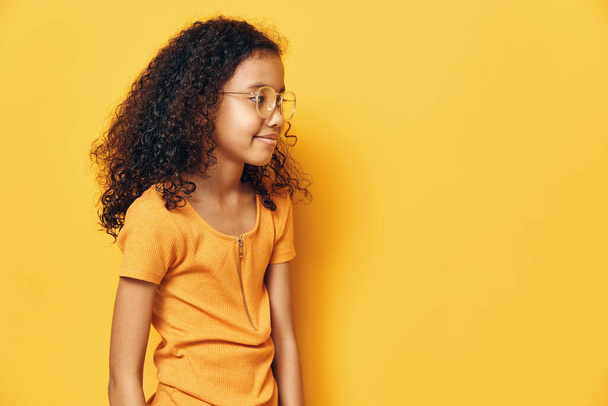 Γυναίκα χαμόγελο φόντο πορτρέτο χαρούμενο κορίτσι κίτρινο κορίτσι μικρό παιδί νεαρό μοντέλο πρόσωπο χαριτωμένο φόντο ομορφιά θηλυκό πρόσωπο μόδα μαλλιά χαρούμενα παιδική ηλικία - Φωτογραφία, εικόνα
