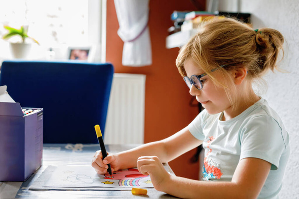 Mignon petit enfant d'âge préscolaire dessin à la maison. Fille heureuse avec des stylos en feutre coloré. Hobby pour les enfants. Activité de loisirs pour les jeunes enfants à l'école - Photo, image