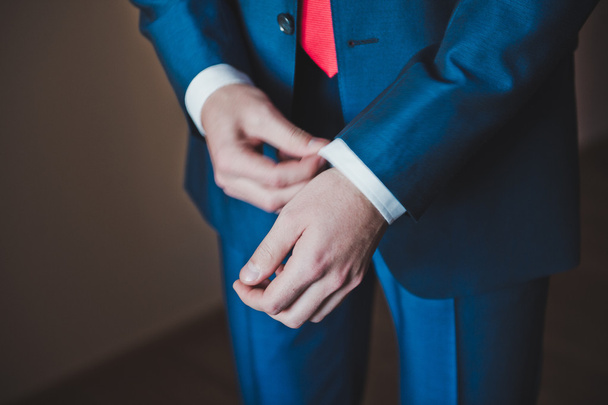 The young man dresses cuff links on a shirt 2292. - 写真・画像