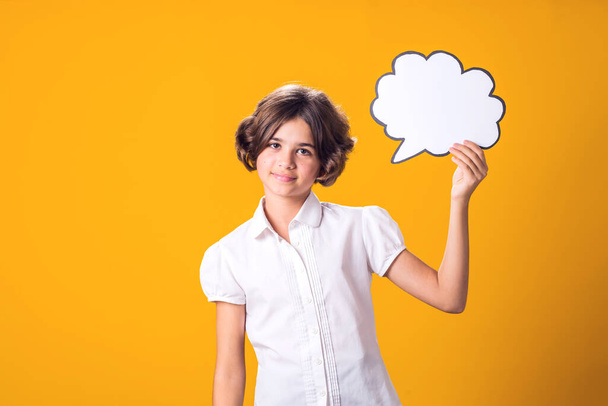 Παιδί κορίτσι κρατώντας σκέφτονται σύννεφο κάρτα φούσκα. Έννοια ονείρου - Φωτογραφία, εικόνα