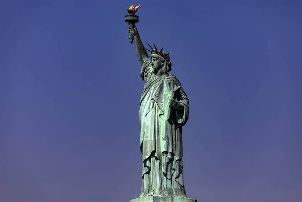 Το περίφημο Άγαλμα της Ελευθερίας, η εικόνα της Νέας Υόρκης και το Μεγάλο Μήλο, σύμβολο της πόλης του Μανχάταν και της ελευθερίας και της δημοκρατίας στον κόσμο. - Φωτογραφία, εικόνα