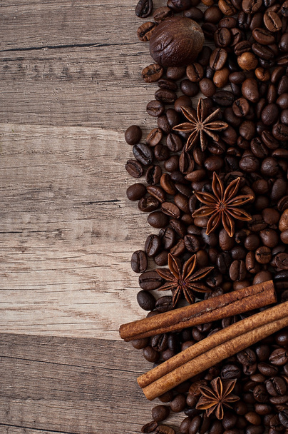 Granos de café y especias sobre un fondo de madera viejo
 - Foto, Imagen