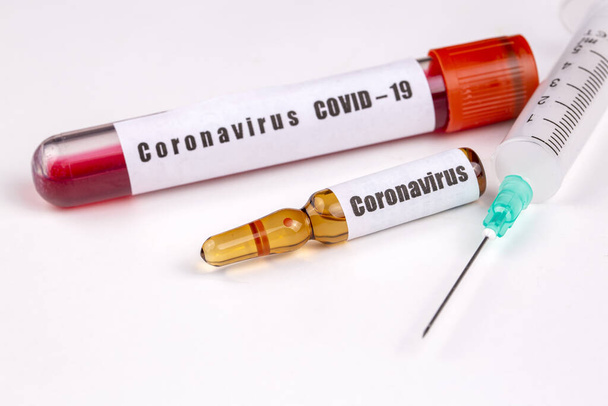 Concetto di vaccino per la nuova epidemia di virus Corona dalla Cina, Wuhan. Vaccinazione di immunizzazione per il coronavirus pandemico nello stoccaggio di bottiglie mediche e siringhe mediche. - Foto, immagini