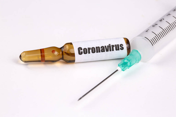Koncepcja szczepionki na nową epidemię wirusa korony z Chin, Wuhan. Szczepienie przeciwko pandemicznemu koronawirusowi w przechowywaniu butelek medycznych i strzykawce medycznej. - Zdjęcie, obraz