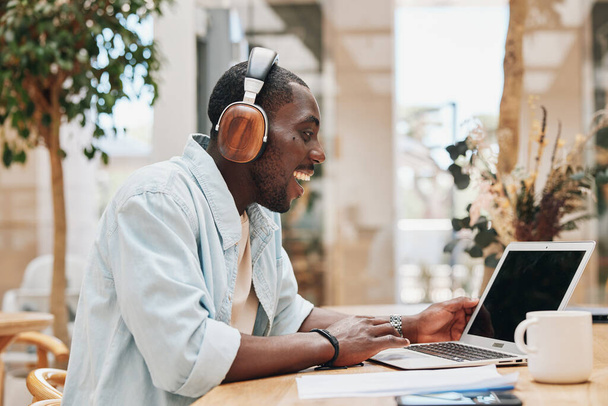 Kommunikáció férfi modern fejhallgató számítógép ül iroda életmód személy otthon fiatal laptop felnőtt férfi üzletember jóképű üzlet kaukázusi dolgozó fülhallgató srác technológia - Fotó, kép