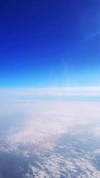 widok na błękitne niebo i białą chmurę - Materiał filmowy, wideo