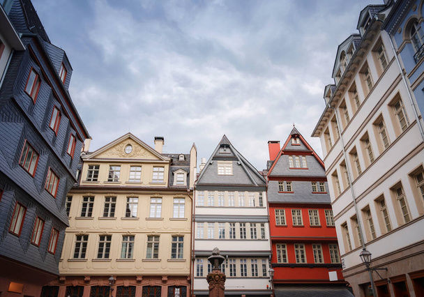 tavaszi kirándulás Európába. gyönyörű régi német városok, utazási és német városnéző helyek. festői kilátás homlokzata régi történelmi házak valahol Frankfurt város - Fotó, kép