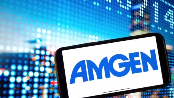 Konskie, Polsko - 04. ledna 2024: Logo společnosti Amgen zobrazeno na obrazovce mobilního telefonu - Záběry, video