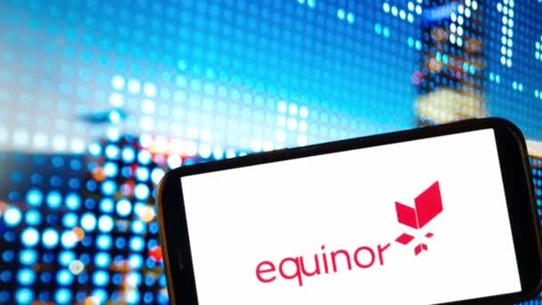 Конске, Польша - 04 января 2024 года: Логотип компании Equinor отображается на экране мобильного телефона - Кадры, видео