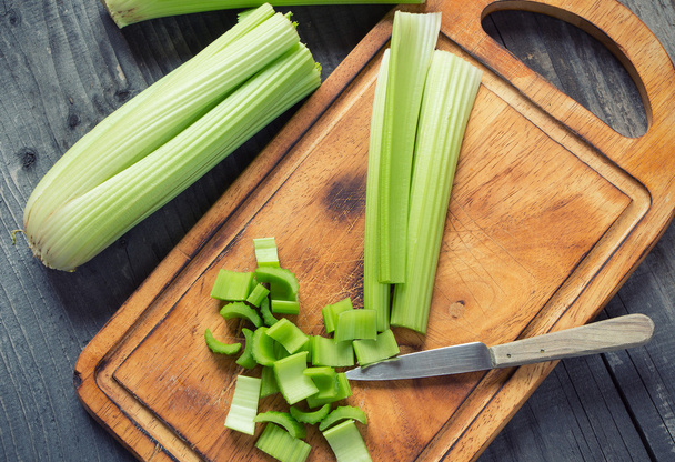 Čerstvě zelený celer stonky na dřevěné řezání deska detailní up - Fotografie, Obrázek