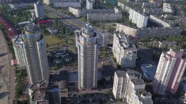 Ciudad moderna de Kiev, la capital de Ucrania, disparada desde un dron. Movimiento de coches y personas desde el aire - Metraje, vídeo