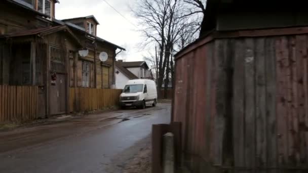 Drive-by-Wide-Aufnahme einer Seitenstraße mit Altbauten in den Vorstädten - Filmmaterial, Video