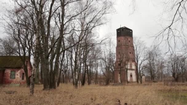 Steadicam Wide Shot van oude verlaten bakstenen toren - Video
