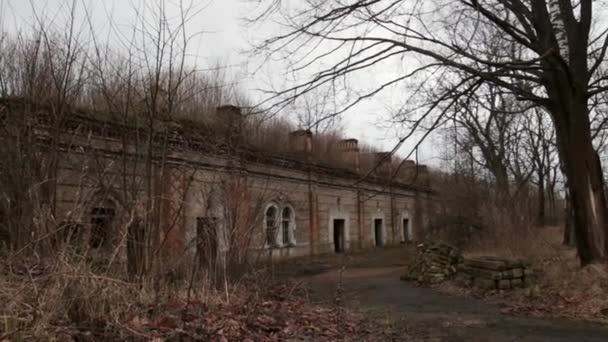 Steadicam filmte 200 Jahre alte verlassene, überwucherte Kasernen - Filmmaterial, Video