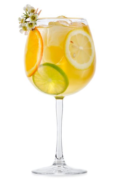 Γεμάτο ποτήρι φρέσκο δροσερό τονωτικό με φρούτα που απομονώνονται σε λευκό - Φωτογραφία, εικόνα