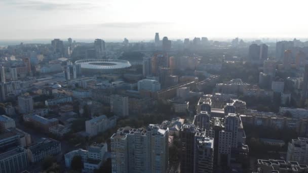 Kieve centrum miasta z powietrza. Helikopter przelatujący nad dachami domów - Materiał filmowy, wideo