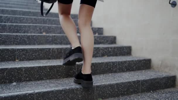 Vista cortada na mulher ir para o trabalho e andar no andar de cima em sapatos de conforto e roupa elegante. pernas femininas subir nas escadas.  - Filmagem, Vídeo