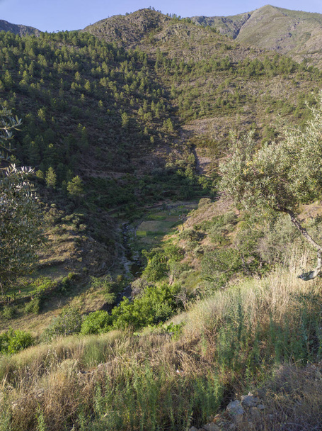 Curso de água do rio Hurdano perto de La Huetre, bela pequena aldeia na região de Las Hurdes, Cáceres, Extremadura, Espanha - Foto, Imagem