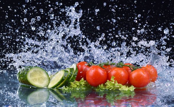 Salad, tomato and cucumber with water drop splash - Foto, imagen
