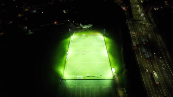 Luchttijd Verval Beelden van Voetbalveld tijdens de nacht. Luton, Engeland Verenigd Koninkrijk. 25 oktober 2023 - Video