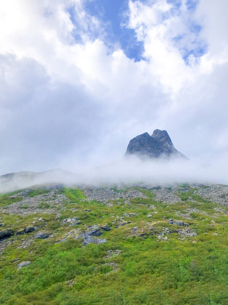 γραφική πέτρα με ομίχλη στην Andalsnes, Νορβηγία - Φωτογραφία, εικόνα