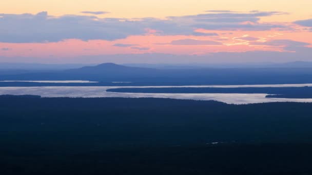 Timelapse widoku od szczytu Cadillac góry w Bar Harbor Maine na zachodzie słońca - Materiał filmowy, wideo