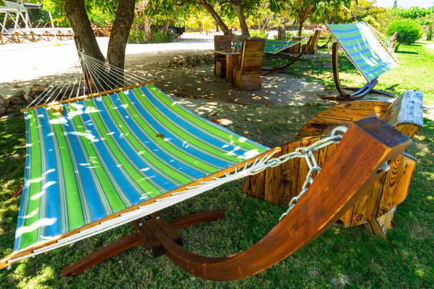 エキゾチックな熱帯ビーチ,ハイチ,カリブ海による傘と日光 - 写真・画像