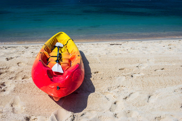 Riposo attivo, sport, kayak. Canoa su una spiaggia di sabbia - Foto, immagini