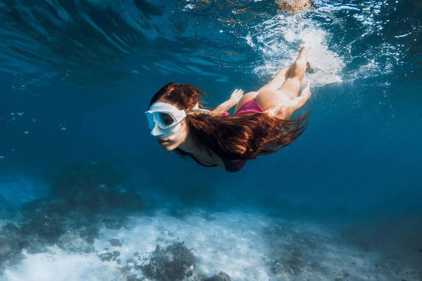 Vrouw duiken en zwemmen in de tropische zee. Snorkelen met sexy vrouw - Foto, afbeelding