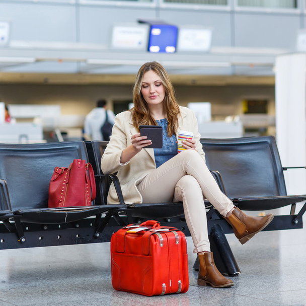 Mulher no aeroporto internacional, leitura ebook e beber café - Foto, Imagem