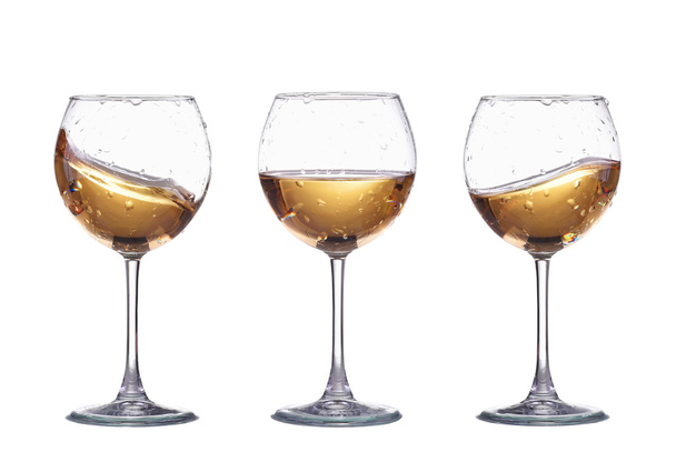 Set Gläser mit Weißweinspritzer isoliert auf weiß - Foto, Bild