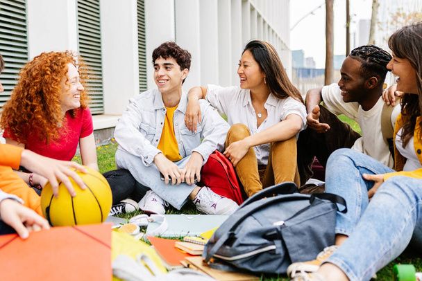 Studenten vrienden op de campus. Millennial groep van diverse klasgenoten praten buiten na de lessen. Onderwijs- en jeugdconcept. - Foto, afbeelding
