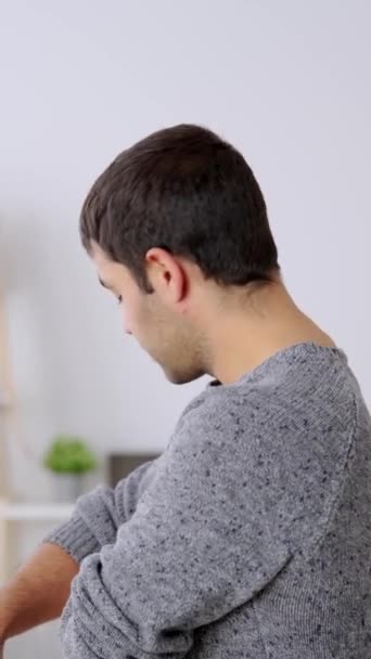 Іспаномовний молодий чоловік робить японську форму серця пальцями - Кадри, відео