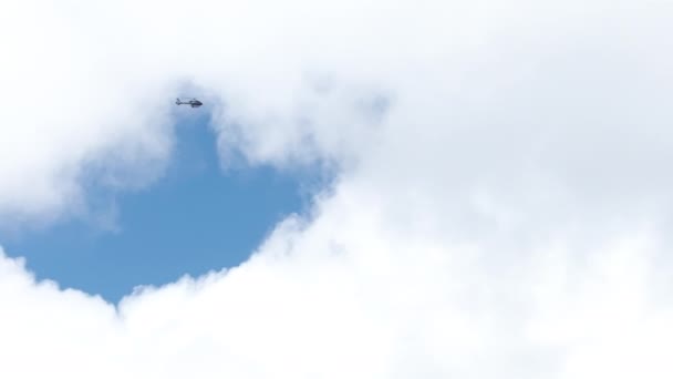 Helikopter tour boven Oahu eiland. Toeristen vliegen in helikopter boven schilderachtige Hawaiiaanse landschappen op bewolkte dag. Scenic outdoor avontuurlijke tour. Verenigde Staten toerisme 4K. Zicht op Helikopter in blauwe lucht in wolken - Video