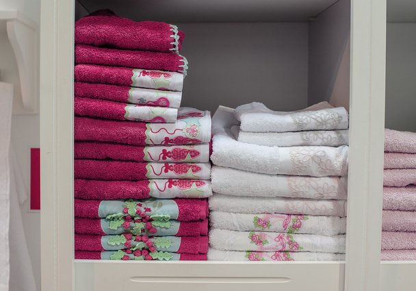 Montón de toallas en el estante de la tienda
 - Foto, Imagen