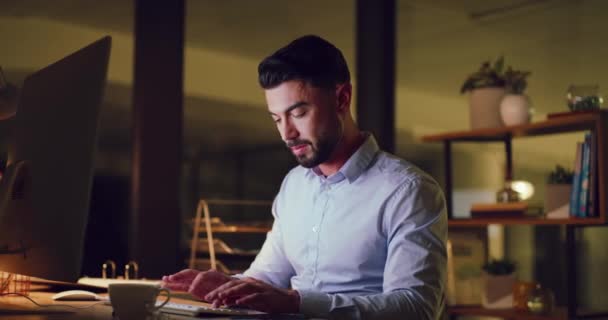 ビジネスマンは,夜遅くにオフィスで働いている間にコンピュータにタイピングします. 勤勉な起業家が電子メールを送信し,オンライン調査を行い,残業期間中に期限を迎えようとしているレポートを書く. - 映像、動画