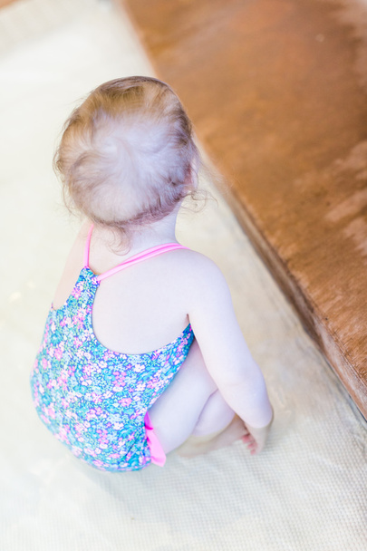 屋内スイミング プールで女の赤ちゃん - 写真・画像
