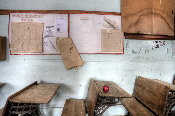Εγκαταλελειμμένο σπίτι σχολείο κόκκινο μήλο - Φωτογραφία, εικόνα