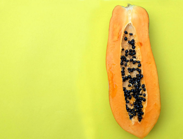 shora a rovně ležel sladký zralý papája ovoce papája s plátek izolované na žlutém pozadí. zelenina a ovoce pro zdravou výživu.veganské potraviny - Fotografie, Obrázek