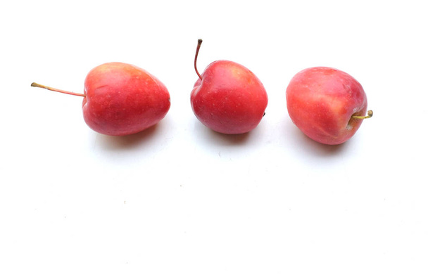 Grupo de manzana enana roja-amarilla madura orgánica fresca, manzanas princesa, manzana, mini manzana, manzana pequeña, manzana cereza, manzanas rojas brillantes con hoja verde aislada sobre fondo blanco. concepto de fruta saludable - Foto, imagen