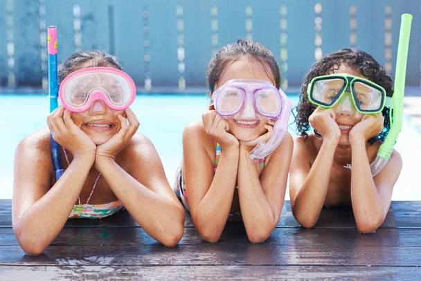 Басейн, посмішка та портрет дітей з окулярами для уроків плавання, занять або веселощів. Щасливі, снорклінг і дівчата з обладнанням для майстерності або трюків у воді на відкритому подвір'ї вдома - Фото, зображення