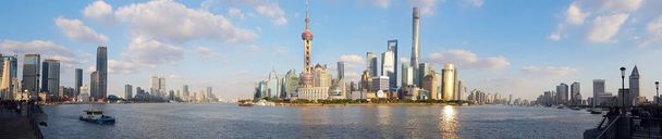 shanghai skyline panorama uitzicht achtergrond, Pudong financieel centrum met Huangpu rivier, China. - Foto, afbeelding