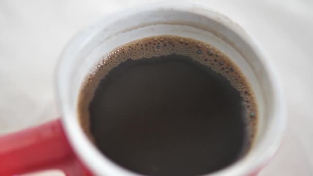Nagyon közeli kép egy török kávéval töltött bögréről., - Felvétel, videó