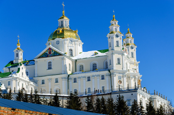Pochaev lavra. Dormition Cathedral in de winter. - Foto, afbeelding